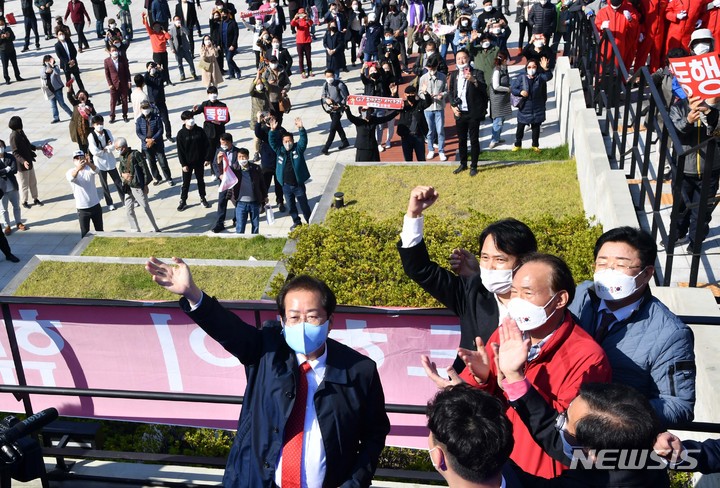 [부산=뉴시스] 하경민 기자 = 홍준표 국민의힘 대통령 선거 경선 후보가 2일 오전 부산 동구 부산역 광장에서 승리를 위한 특별기자회견을 가진 뒤 이동하면서 지지자들에게 손을 들어 인사하고 있다. 2021.11.02. yulnetphoto@newsis.com