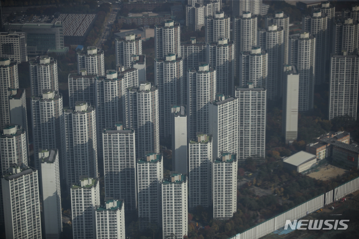 [서울=뉴시스] 서울시가 15년 이상 된 노후 아파트를 리모델링할 때 임대주택을 짓지 않고 기반시설을 정비하거나 지역친화시설 등을 설치하는 경우 용적률(주거전용면적)을 완화하는 방안을 추진한다.사진은 지난 2일 서울 송파구 롯데월드타워 전망대 서울스카이에서 바라본 서울시내 아파트의 모습. 2021.11.04. (사진 = 뉴시스DB) photo@newsis.com