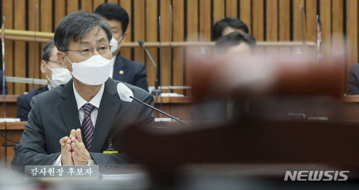 [서울=뉴시스] 전신 기자 = 최재해 감사원장 후보자 2일 서울 여의도 국회에서 열린 인사청문회에서 질의에 답하고 있다. (공동취재사진) 2021.11.02. photo@newsis.com