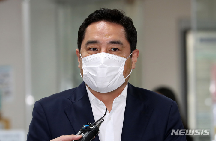 [서울=뉴시스] 이영환 기자 = 박수현 전 청와대 대변인(현 국민소통수석) 관련 공직선거법상 허위사실공표 혐의를 받는 강용석씨가 지난 2일 오후 서울 서초구 서울중앙지방법원에서 열린 1차 공판에 출석하며 취재진의 질문에 답하고 있다. 2021.11.02. 20hwan@newsis.com