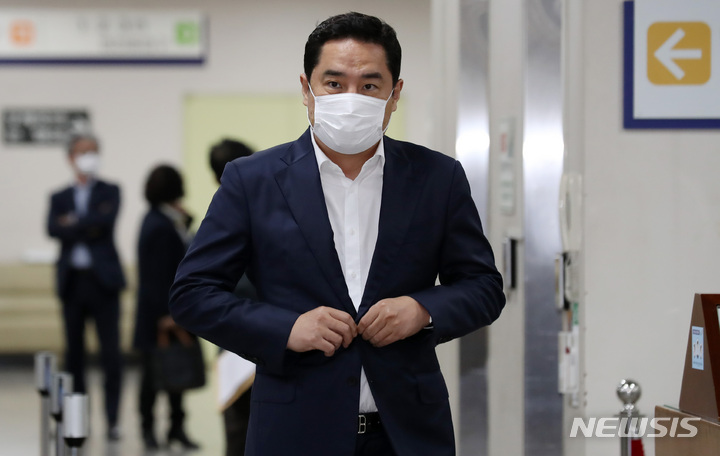 [서울=뉴시스] 이영환 기자 = 박수현 전 청와대 대변인(현 국민소통수석) 관련 공직선거법상 허위사실공표 혐의를 받는 강용석씨가 2일 오후 서울 서초구 서울중앙지방법원에서 열린 1차 공판에 출석하고 있다.&nbsp; 2021.11.02. 20hwan@newsis.com