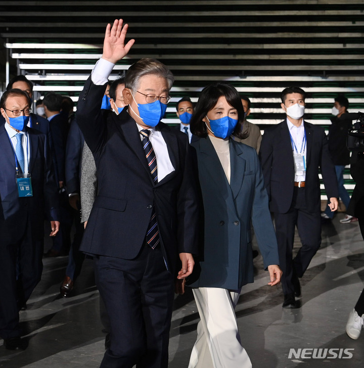 [서울=뉴시스] 국회사진기자단 = 이재명 더불어민주당 대선 후보와 부인 김혜경씨가 2일 서울 송파구 올림픽경기장 KSPO돔에서 열린 '민주당 제20대 대통령선거 선거대책위원회 출범식'에 입장하고 있다. 2021.11.02. photo@newsis.com