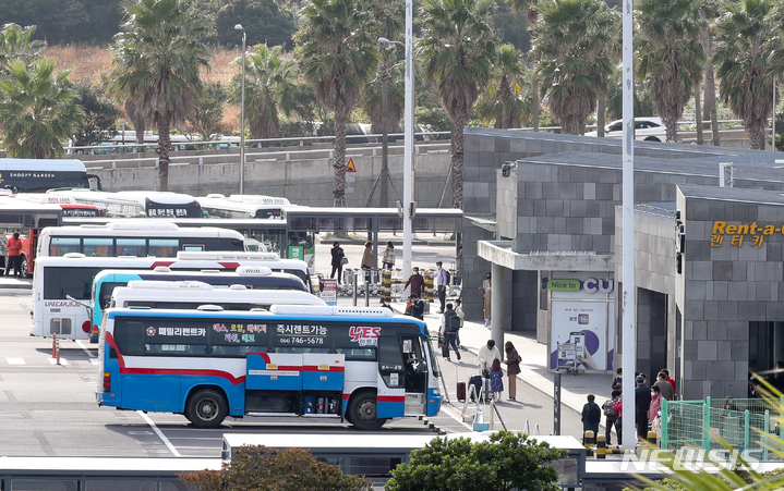 [제주=뉴시스] 우장호 기자 = 지난 2021년 11월2일 제주국제공항 내 렌터카하우스가 여행길에 나선 가족과 친구, 연인들의 발걸음으로 붐비고 있다. 2021.11.02. woo1223@newsis.com. **사진은 기사와 직접 관련 없습니다.