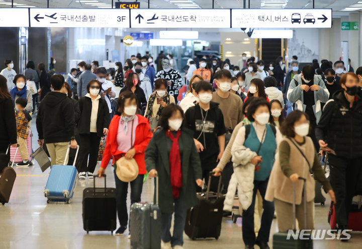 [제주=뉴시스] 우장호 기자 = 단계적 일상회복(위드 코로나) 시행 둘째 날인 2일 오후 제주국제공항 1층 국내선 도착장이 여행길에 나선 가족과 친구, 연인들의 발걸음으로 붐비고 있다. 2021.11.02. woo1223@newsis.com