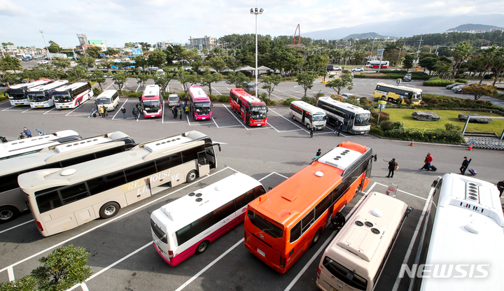 [제주=뉴시스] 우장호 기자 = 단계적 일상회복(위드 코로나) 시행 둘째 날인 2일 오후 제주국제공항 내 대형차 주차장에 개별 및 단체 여행객을 맞이하는 전세버스가 빼곡히 대기하고 있다. 2021.11.02. woo1223@newsis.com