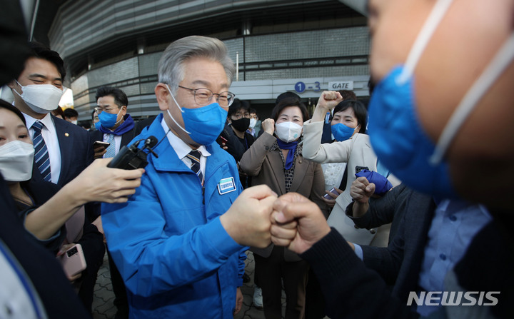 [서울=뉴시스] 국회사진기자단 = 이재명 더불어민주당 대선후보가 2일 서울 올림픽경기장 KSPO돔에서 열린 제20대 대통령선거 선거대책위원회 출범식을 마치고 지지자들과 인사하고 있다. 2021.11.02. photo@newsis.com