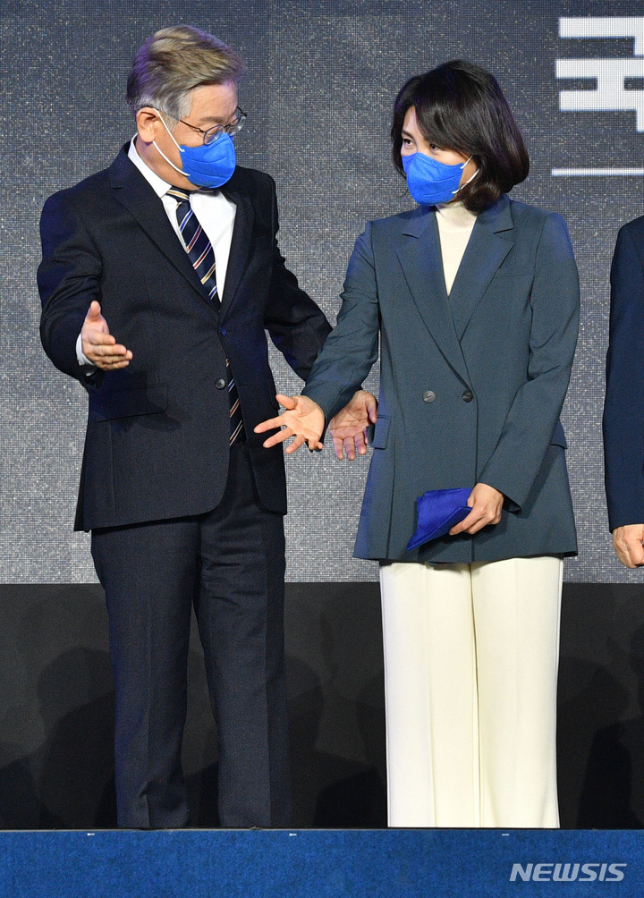 [서울=뉴시스] 국회사진기자단 = 이재명 더불어민주당 대선후보와 부인 김혜경씨가 2일 서울 올림픽경기장 KSPO돔에서 열린 제20대 대통령선거 선거대책위원회 출범식에서 기념촬영을 마친 후 단상을 내려오고 있다. 2021.11.02. photo@newsis.com