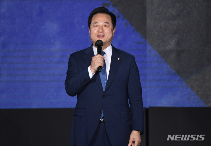 [서울=뉴시스] 국회사진기자단 = 김두관 더불어민주당 의원이 2일 오후 서울 송파구 방이동 서울올림픽공원 KSPO돔에서 열린 더불어민주당 대한민국대전환 제20대 대통령선거 선거대책위원회 출범식에서 이재명 대선 후보 지지선언을 하고 있다. 2021.11.02. photo@newsis.com