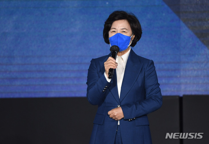 [서울=뉴시스] 국회사진기자단 = 추미애 전 법무부 장관이 2일 오후 서울 송파구 방이동 서울올림픽공원 KSPO돔에서 열린 더불어민주당 대한민국대전환 제20대 대통령선거 선거대책위원회 출범식에서 이재명 대선 후보 지지선언을 하고 있다. 2021.11.02. photo@newsis.com