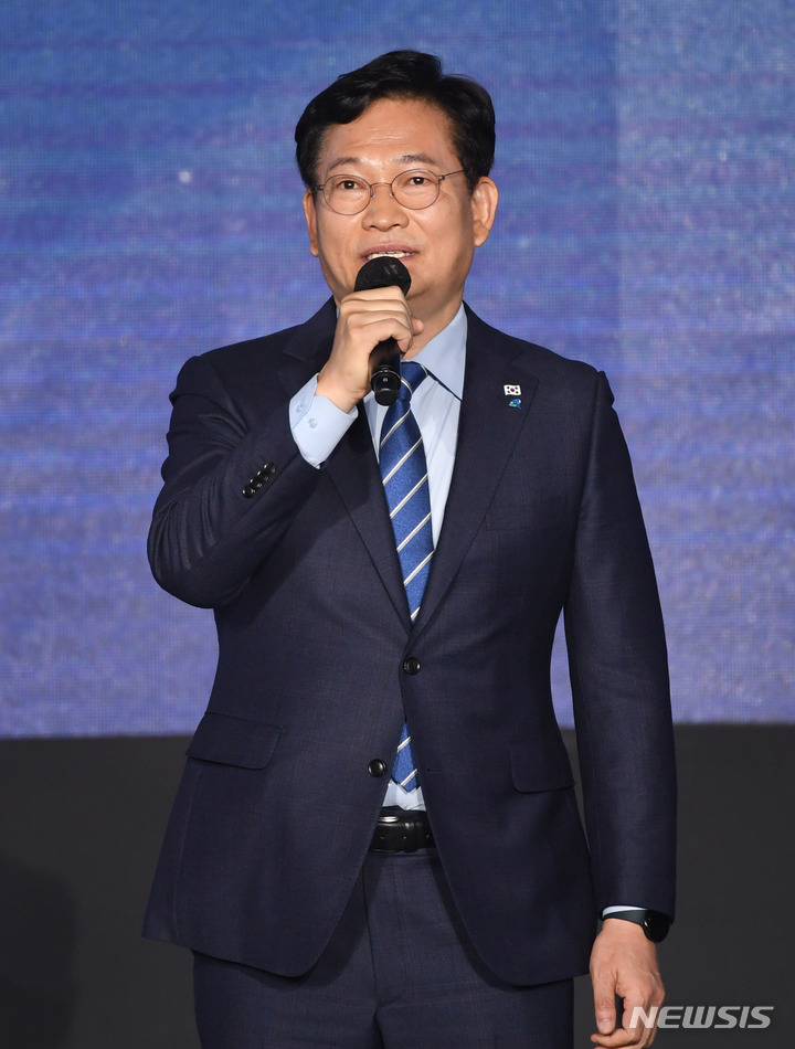 [서울=뉴시스] 국회사진기자단 = 상임선거대책위원장을 맡은 송영길 대표가 2일 오후 서울 송파구 방이동 서울올림픽공원 KSPO돔에서 열린 더불어민주당 대한민국대전환 제20대 대통령선거 선거대책위원회 출범식에서 출정 선언을 하고 있다. 2021.11.02. photo@newsis.com