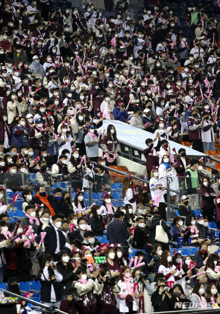 [서울=뉴시스] 추상철 기자 = 2021 KBO 포스트시즌 와일드카드 결정 2차전 키움 히어로즈와 두산 베어스의 경기가 열린 2일 오후 서울 송파구 잠실야구장에서 많은 관중들이 응원을 하고 있다.&nbsp; 2021.11.02. scchoo@newsis.com