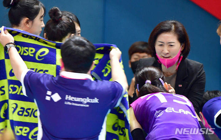 [광주=뉴시스] 류형근 기자 = 2일 오후 광주 서구 페퍼스타디움(염주종합체육관)에서 열린 2021~2022 V-리그 AI페퍼스 대 흥국생명의 경기, 흥국생명 박미희 감독이 작전을 지시하고 있다. 2021.11.02. hgryu77@newsis.com