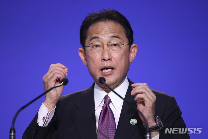 [글래스고(영국)=AP/뉴시스]지난 2일(현지시간) 영국 글래스고에서 열린 제26차 유엔 기후변화협약 당사국총회(COP26)에서 기시다 후미오 일본 총리가 연설하고 있다. 2021.11.24.