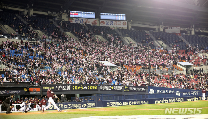 [서울=뉴시스] 고범준 기자 = 2일 오후 서울 송파구 잠실야구장에서 열린 2021 KBO 포스트시즌 와일드카드 결정 2차전 키움 히어로즈와 두산 베어스의 경기, 관중들이 열띤 응원을 하고 있다. 2021.11.02. bjko@newsis.com