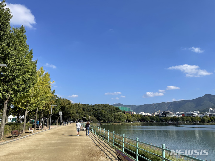[대구=뉴시스] 맑은 날씨를 보인 14일 오전 대구 수성구 두산동 수성못을 찾은 시민들이 가을 정취를 느끼고 있다. 2021.10.14. jungk@newsis.com