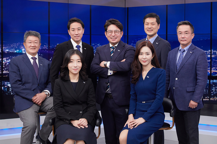 [서울=뉴시스](왼쪽 위쪽부터 시계방향으로)방규식 전무, 정세영 이사, 박종진 총괄사장, 정박문 상무, 김명래 이사 정혜전 상무, 정혜진 이사(사진=IHQ 제공)2021.11.03 photo@newsis.com *재판매 및 DB 금지