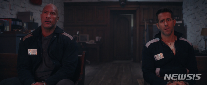 [서울=뉴시스] 넷플릭스 영화 '레드 노티스' 예고편 캡처. (사진=넷플릭스 제공) 2021.11.03 photo@newsis.com