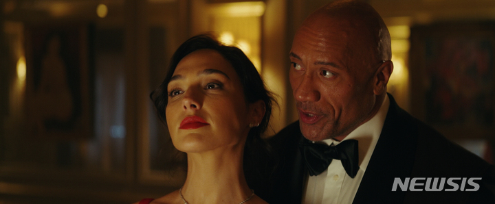[서울=뉴시스] 넷플릭스 영화 '레드 노티스' 예고편 캡처. (사진=넷플릭스 제공) 2021.11.03 photo@newsis.com