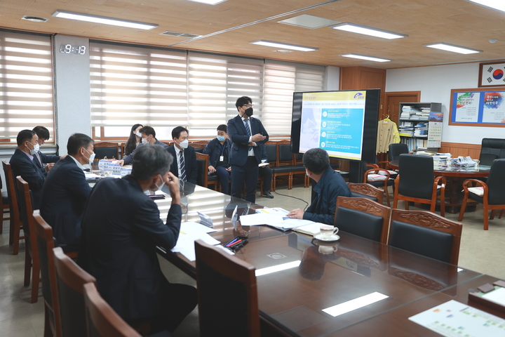 [진안=뉴시스] 한훈 기자 = 전북 진안군은 3일 군수실에서 전춘성 군수를 비롯해 김창열 부군수, 정홍기 농촌경제국장 등이 참석한 가운데 '명품홍삼 집적화단지 조성 기본계획 및 활성화 전략 수립용역'의 시작을 알리는 착수 보고회를 가졌다.(사진=진안군 제공).2021.11.03. photo@newsis.com *재판매 및 DB 금지
