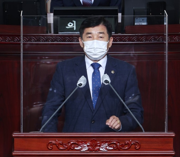 경기도의회 엄교섭(더불어민주당, 용인2)의원이 본회의에서 5분 발언을 하고 있다. *재판매 및 DB 금지