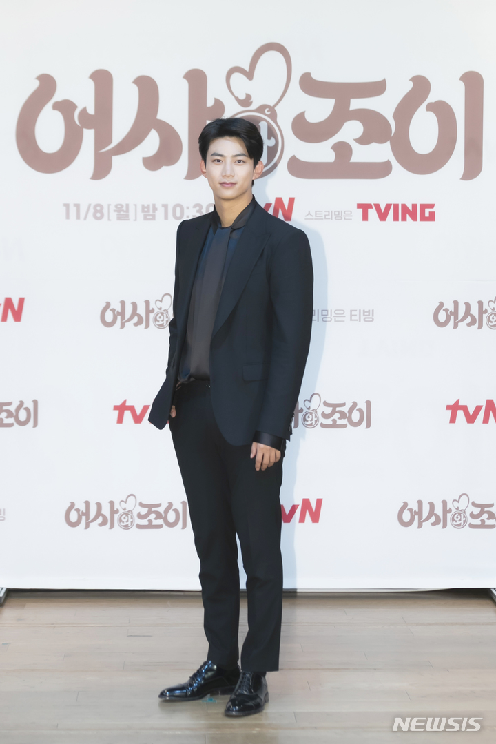 [서울=뉴시스]옥택연이 3일 열린 tvN 새 드라마 '어사와 조이' 제작발표회에 참석해 포즈를 취하고 있다. (사진=tvN 제공) 2021.11.03. photo@newsis.com