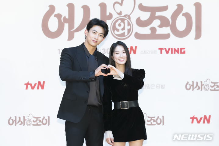 [서울=뉴시스]옥택연과 김혜윤이 3일 열린 tvN 새 드라마 '어사와 조이' 제작발표회에 참석해 포즈를 취하고 있다. (사진=tvN 제공) 2021.11.03. photo@newsis.com 