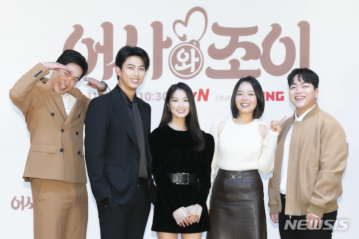 [서울=뉴시스]민진웅, 옥택연, 김혜윤, 이상희, 박강섭이 3일 열린 tvN 새 드라마 '어사와 조이' 제작발표회에 참석해 포즈를 취하고 있다. (사진=tvN 제공) 2021.11.03. photo@newsis.com 