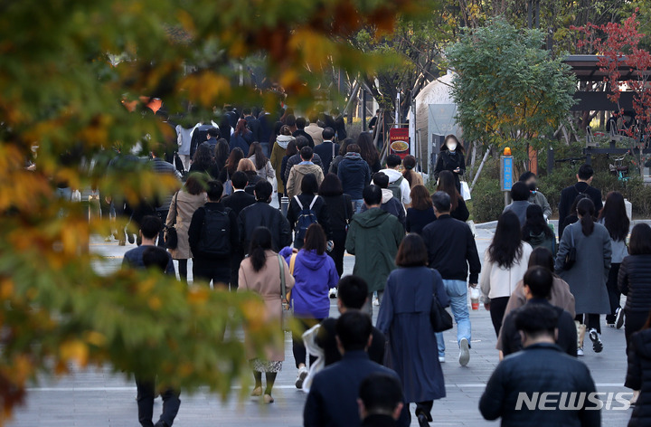 [서울=뉴시스] 백동현 기자 = 쌀쌀한 가을 날씨를 보인 지난 3일 오전 서울 영등포구 여의도역 인근에서 시민들이 이동하고 있다. 2021.11.03. livertrent@newsis.com