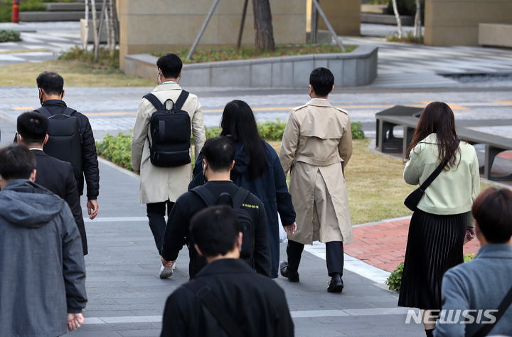 인천, 예년보다 포근한 늦가을…오후부터 흐려지며 비 소식