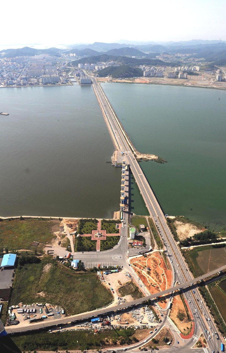 [무안=뉴시스] 하늘에서 바라본 영산강 하굿둑 전경. (사진=뉴시스 DB) *재판매 및 DB 금지