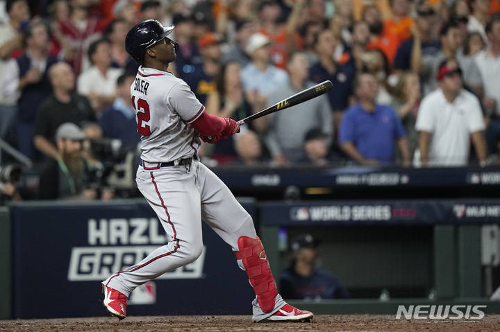 [휴스턴=AP/뉴시스] 애틀랜타 브레이브스의 호르헤 솔레어가 2일(현지시간) 미 텍사스주 휴스턴의 미닛메이드 파크에서 열리고 있는 2021 메이저리그 휴스턴 애스트로스와의 월드시리즈(7전4선승제) 6차전 3회 초 기선을 제압하는 장외 3점 홈런을 치고 있다. 3승2패로 우승에 1승만을 남겨둔 애틀랜타는 6회 현재 6-0으로 앞서 있다. 2021.11.03.