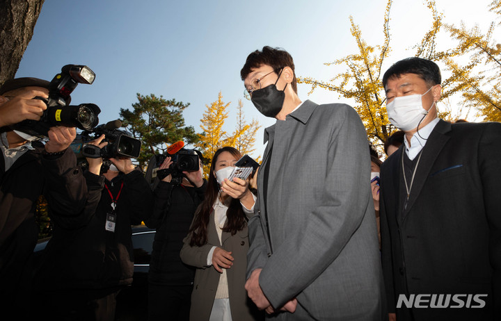 [과천=뉴시스] 권창회 기자 = 윤석열 전 검찰총장 재직 시절 불거진 ‘고발사주’ 의혹의 또 다른 핵심 인물 국민의힘 김웅 의원이 3일 오전 경기 과천시 고위공직자범죄수사처에서 조사를 받기위해 출석하고 있다.(공동취재사진) 2021.11.03. photo@newsis.com