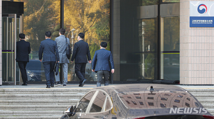 [과천=뉴시스] 권창회 기자 = 윤석열 전 검찰총장 재직 시절 불거진 ‘고발사주’ 의혹의 또 다른 핵심 인물 김웅 국민의힘 의원이 3일 오전 경기 과천시 고위공직자범죄수사처에서 조사를 받기위해 출석하고 있다. 2021.11.03. kch0523@newsis.com