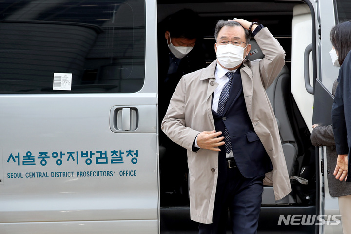 [서울=뉴시스] 김병문 기자 = '대장동 의혹'의 핵심 인물 중의 한명인 화천대유자산관리(화천대유) 대주주 김만배 씨가 3일 오전 서울 서초구 서울중앙지방법원에서 열린 구속 전 피의자 심문(영장실질심사)에 출석하고 있다. 2021.11.03. dadazon@newsis.com