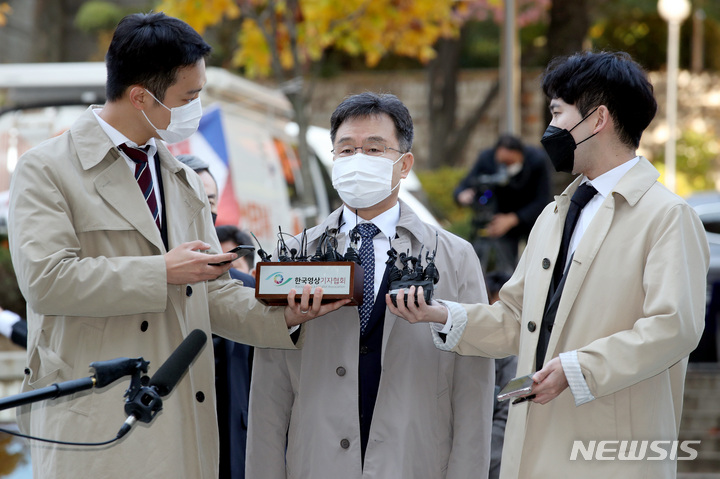 [서울=뉴시스] 김병문 기자 = '대장동 의혹'의 핵심 인물 중의 한명인 화천대유자산관리(화천대유) 대주주 김만배 씨가 지난해 11월3일 오전 서울 서초구 서울중앙지방법원에서 열린 구속 전 피의자 심문(영장실질심사)에 출석하며 취재진 질문에 답변하고 있다. 2021.11.03. dadazon@newsis.com