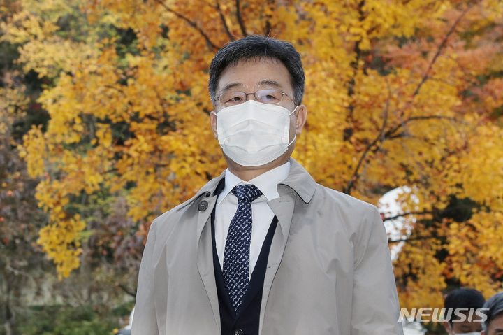 [서울=뉴시스]화천대유자산관리(화천대유) 대주주 김만배씨가 지난해 11월3일 오전 서울 서초구 서울중앙지방법원에서 열린 구속 전 피의자 심문(영장실질심사)에 출석하고 있다. 2021.11.03. photo@newsis.com