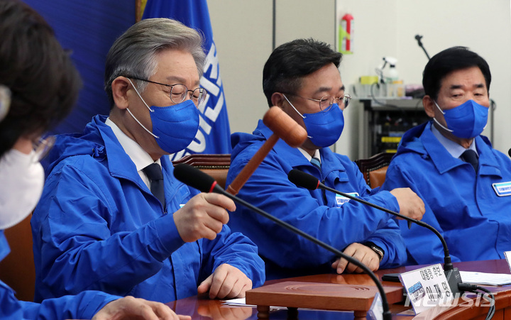 [서울=뉴시스] 전신 기자 = 이재명 더불어민주당 대선후보가 3일 서울 여의도 국회에서 열린 중앙선거대책위원회의에서 의사봉을 두드리고 있다. (공동취재사진) 2021.11.03. photo@newsis.com