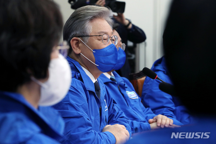 [서울=뉴시스] 전신 기자 = 이재명 더불어민주당 대선후보가 3일 서울 여의도 국회에서 열린 중앙선거대책위원회의에서 발언하고 있다. (공동취재사진) 2021.11.03. photo@newsis.com