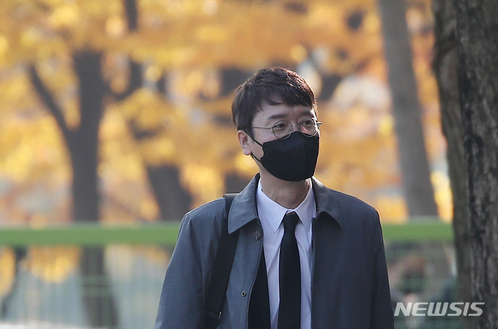 [과천=뉴시스] 권창회 기자 = 윤석열 전 검찰총장 재직 시절 불거진 ‘고발사주’ 의혹의 또 다른 핵심 인물 김웅 국민의힘 의원이 지난 3일 오전 경기 과천시 고위공직자범죄수사처에서 조사를 받기위해 출석하고 있다.(공동취재사진) 2021.11.03. photo@newsis.com