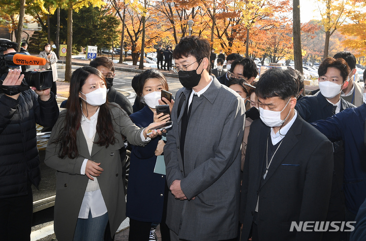 [과천=뉴시스] 권창회 기자 = 윤석열 전 검찰총장 재직 시절 불거진 ‘고발사주’ 의혹의 또 다른 핵심 인물 김웅 국민의힘 의원이 지난 3일 오전 경기 과천시 고위공직자범죄수사처에서 조사를 받기위해 출석하며 취재진의 질문에 답변하고 있다.(공동취재사진) 2021.11.03. photo@newsis.com