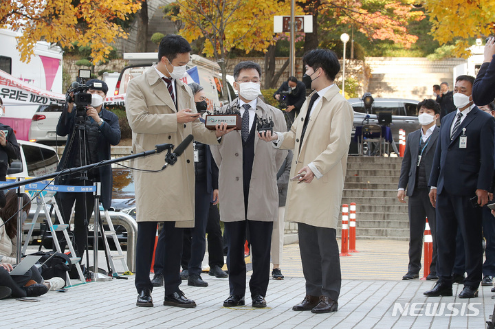 [서울=뉴시스] 김병문 기자 = '대장동 의혹'의 핵심 인물 중의 한명인 화천대유자산관리(화천대유) 대주주 김만배(가운데)씨가 3일 오전 서울 서초구 서울중앙지법에서 열린 구속 전 피의자 심문(영장실질심사)에 출석하며 취재진 질문에 답변하고 있다. 2021.11.03. dadazon@newsis.com