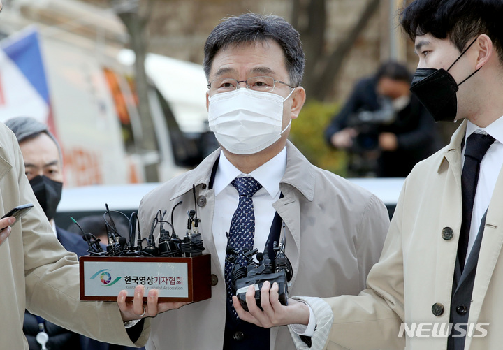 [서울=뉴시스] 김병문 기자 = '대장동 의혹'의 핵심 인물 중의 한명인 화천대유자산관리(화천대유) 대주주 김만배씨가 3일 오전 서울 서초구 서울중앙지법에서 열린 구속 전 피의자 심문(영장실질심사)에 출석하며 취재진 질문에 답변하고 있다. 2021.11.03. dadazon@newsis.com