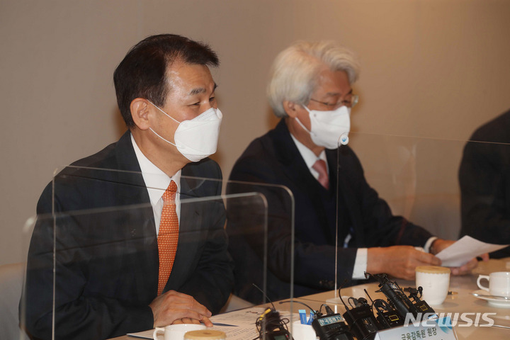 [서울=뉴시스] 추상철 기자 = 정은보 금융감독원장이 3일 오전 서울 중구 은행회관에서 금융지주회장 열린 금융지주회장단 간담회에 참석해 발언하고 있다. (사진= 공동취재사진) 2021.11.03. photo@newsis.com