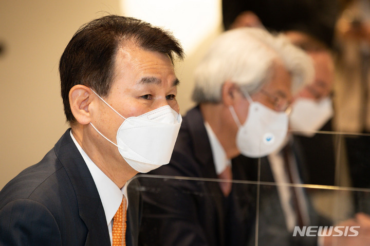 [서울=뉴시스] 추상철 기자 = 정은보 금융감독원장이 지난해 11월 3일 오전 서울 중구 은행회관에서 열린 금융감독원장-금융지주회장 간담회에 참석해 발언하고 있다. (사진= 공동취재사진) 2021.11.03. photo@newsis.com