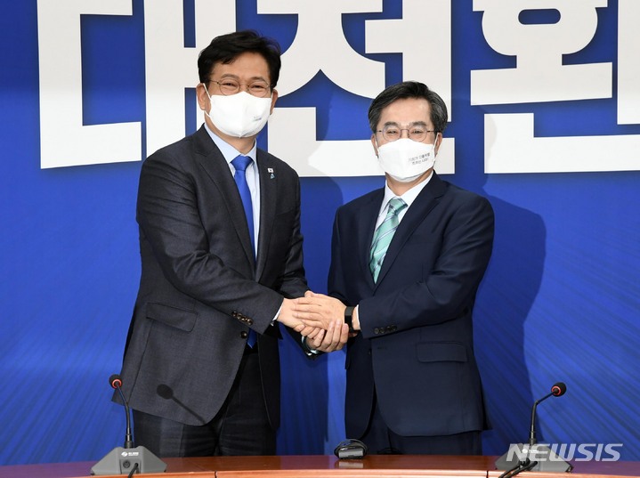 [서울=뉴시스] 최진석 기자 = 제3지대에서 '새로운물결' 창당과 함께 대선 준비에 나선 김동연 전 경제부총리가 3일 여의도 국회에서 더불어민주당 송영길 대표를 내방하고 기념촬영을 하고 있다. (공동취재사진) 2021.11.03. photo@newsis.com