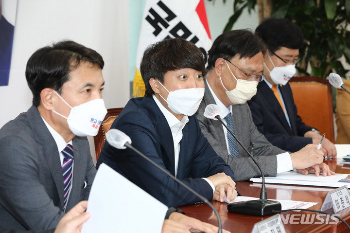 [서울=뉴시스] 최진석 기자 = 국민의힘 이준석 대표가 3일 국회에서 열린 국민의힘 '이재명 비리 국민검증특별위원회' 임명장 수여식 및 회의에서 발언을 하고 있다. (공동취재사진) 2021.11.03. photo@newsis.com