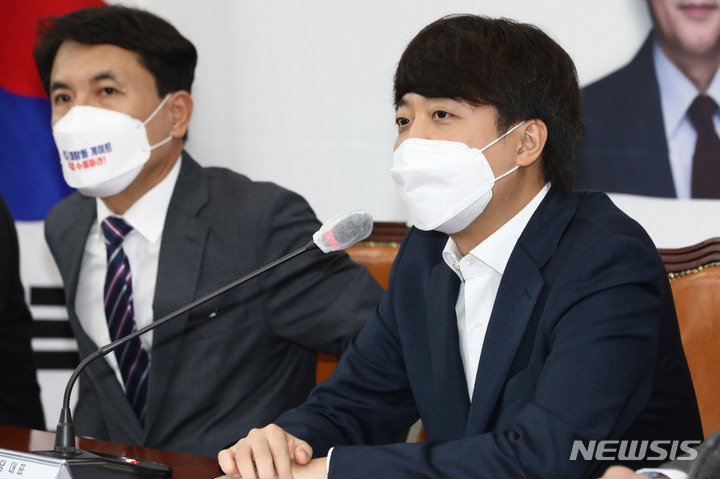 [서울=뉴시스] 최진석 기자 = 국민의힘 이준석 대표가 3일 국회에서 열린 국민의힘 '이재명 비리 국민검증특별위원회' 임명장 수여식 및 회의에서 모두 발언을 하고 있다. (공동취재사진) 2021.11.03. photo@newsis.com