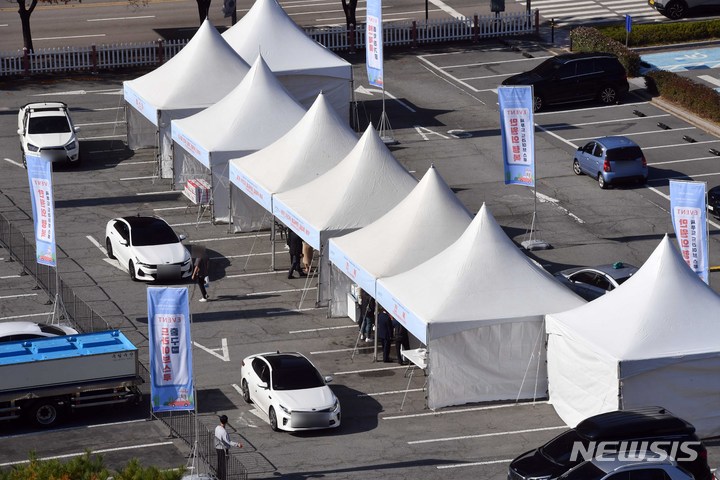 [부산=뉴시스] 하경민 기자 = 제19회 부산국제수산엑스포가 개막한 3일 오전 부산 벡스코 제1전시장 야외주차장에서 국내 수산물 소비 촉진을 위한 드라이브스루 행사가 진행되고 있다. 오는 5일까지 열리는 이번 엑스포에는 수산 관련 업체 343곳이 참가했다. 2021.11.03. yulnetphoto@newsis.com