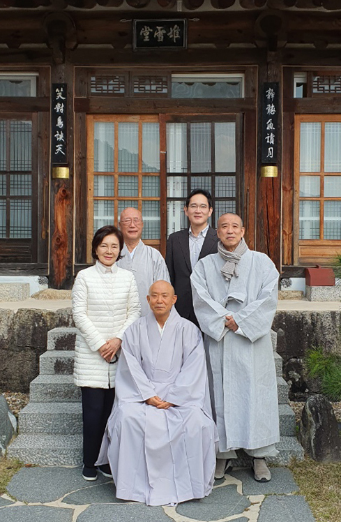 [서울=뉴시스] 이재용 삼성전자 부회장과 모친 홍라희 전 리움미술관장이 지난 1일 경남 합천군 해인사를 방문했다. (사진=해인사 제공) 2021.11.03. photo@newsis.com *재판매 및 DB 금지 *재판매 및 DB 금지