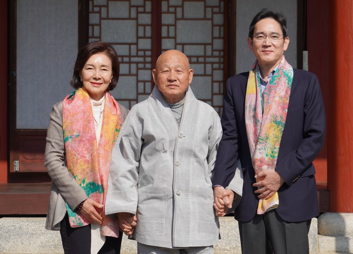 [서울=뉴시스] 이재용 삼성전자 부회장과 모친 홍라희 전 리움미술관장이 지난 2일 경남 양산 통도사를 방문해 통도사 방장 성파 스님과 기념촬영을 하고 있다. (사진=통도사 제공) 2021.11.03. photo@newsis.com *재판매 및 DB 금지